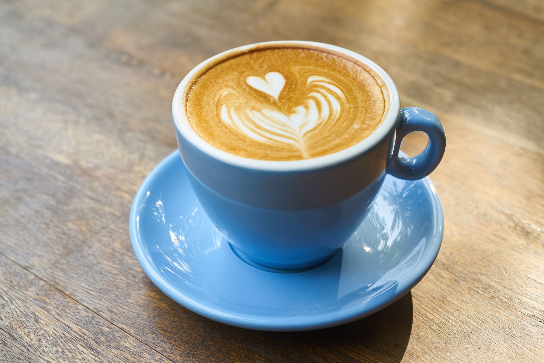 Latte art perfeito no copo