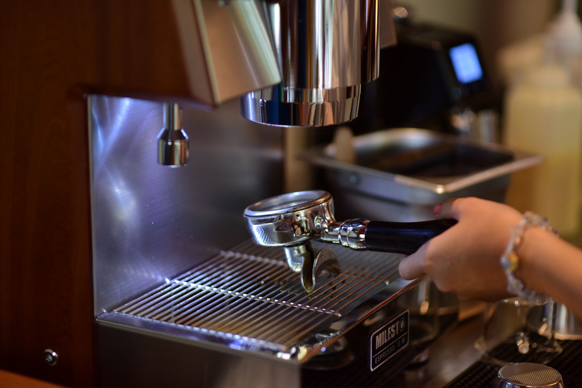 Espresso de qualidade saindo